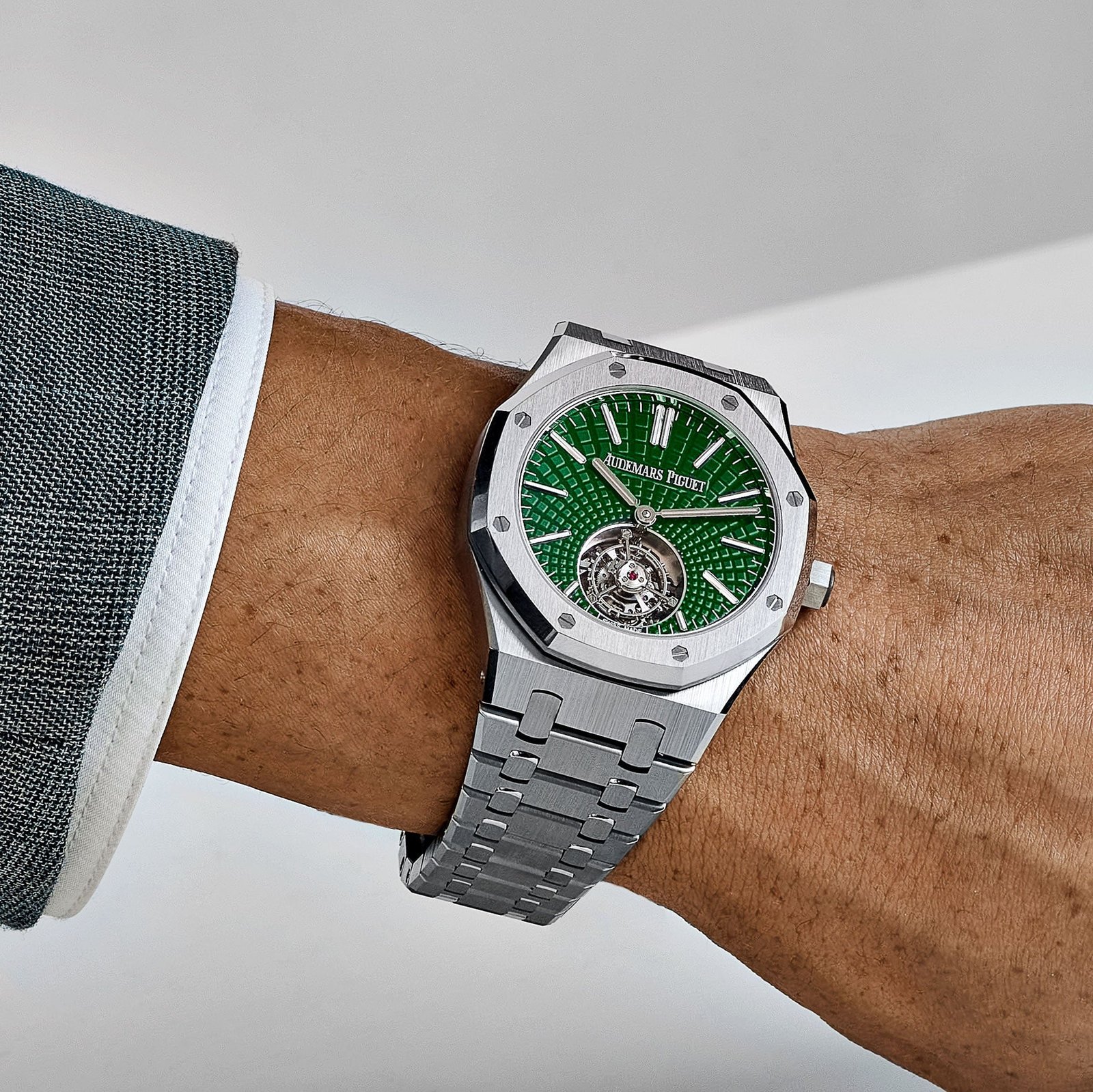 audemars-piguet-royal-oak-26534ti-oo-1220ti-01-flying-tourbillon-titanium-green-dial-limited-edition-of-50-2021-audemars-piguet-1209633506
