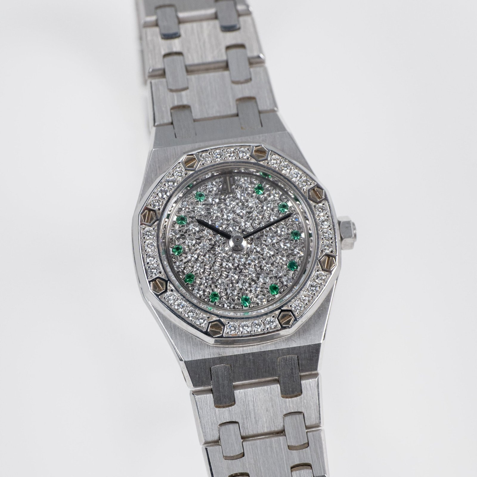 audemars-piguet-royal-oak-67076bc-z-1100bc-01-ladies-white-gold-diamond-emerald-dial-diamond-bezel-quartz-audemars-piguet-1214051425