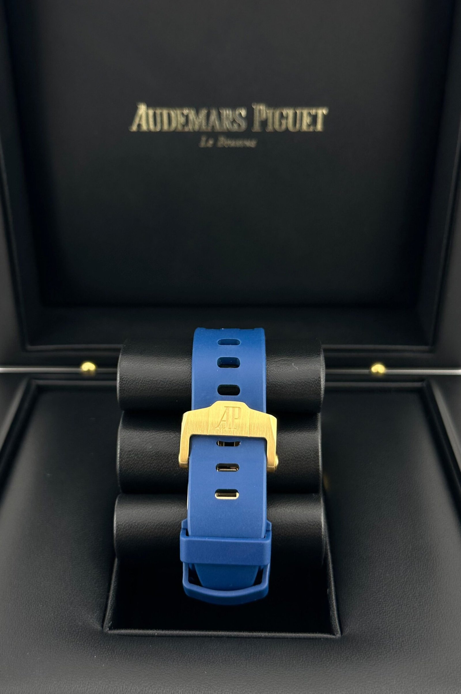 audemars-piguet-royal-oak-offshore-26236ba-yy-d346ca-01-yellow-gold-sapphire-dial-2023-audemars-piguet-41251340779764
