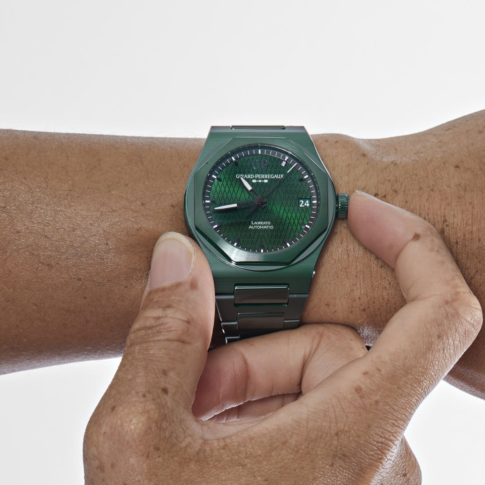 girard-perregaux-laureato-81010-32-3081-1cx-ceramic-green-dial-aston-martin-limited-edition-2023-girard-perregaux-42046607786228